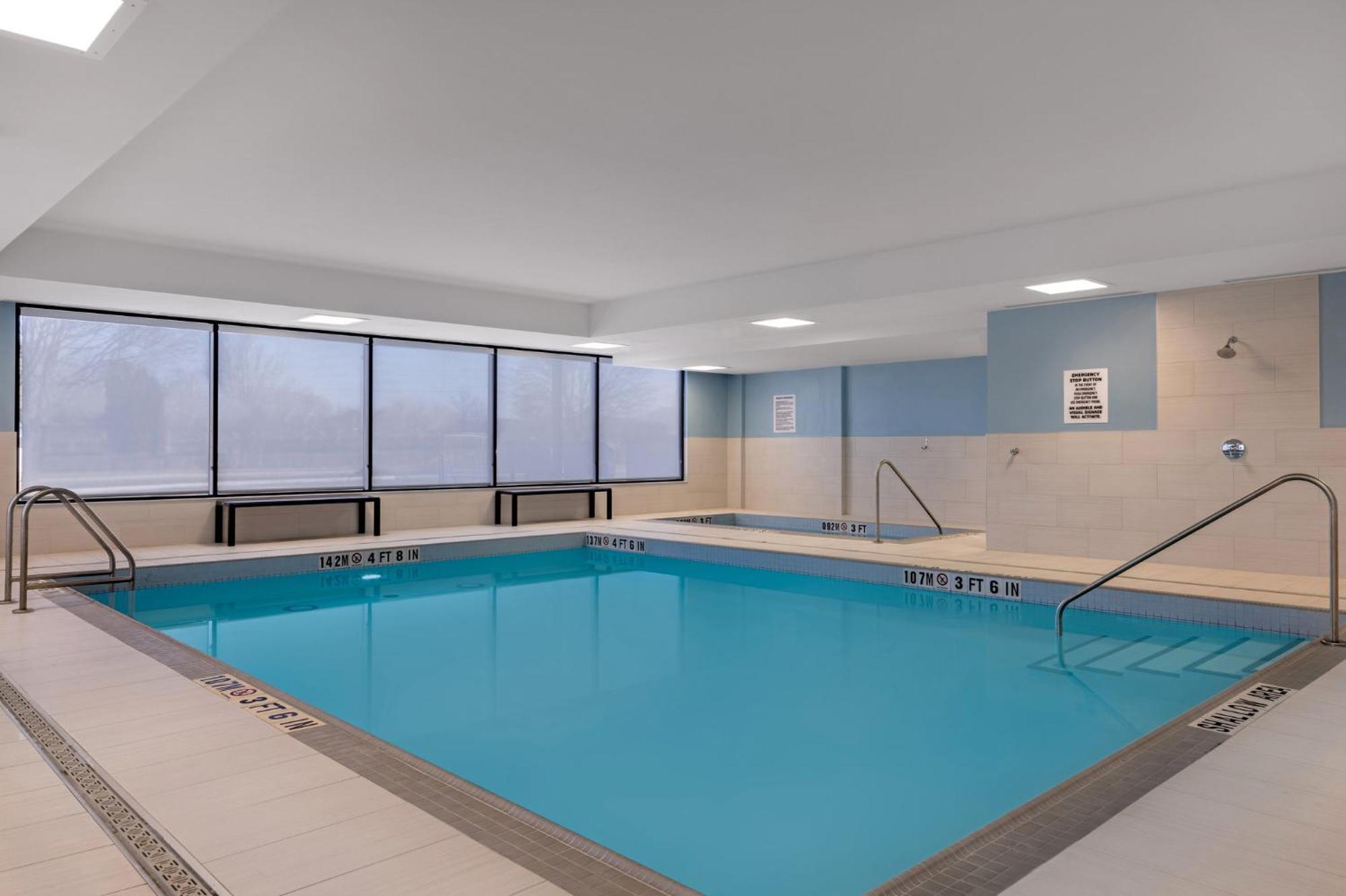 Holiday Inn Express & Suites St Thomas セントトーマス エクステリア 写真