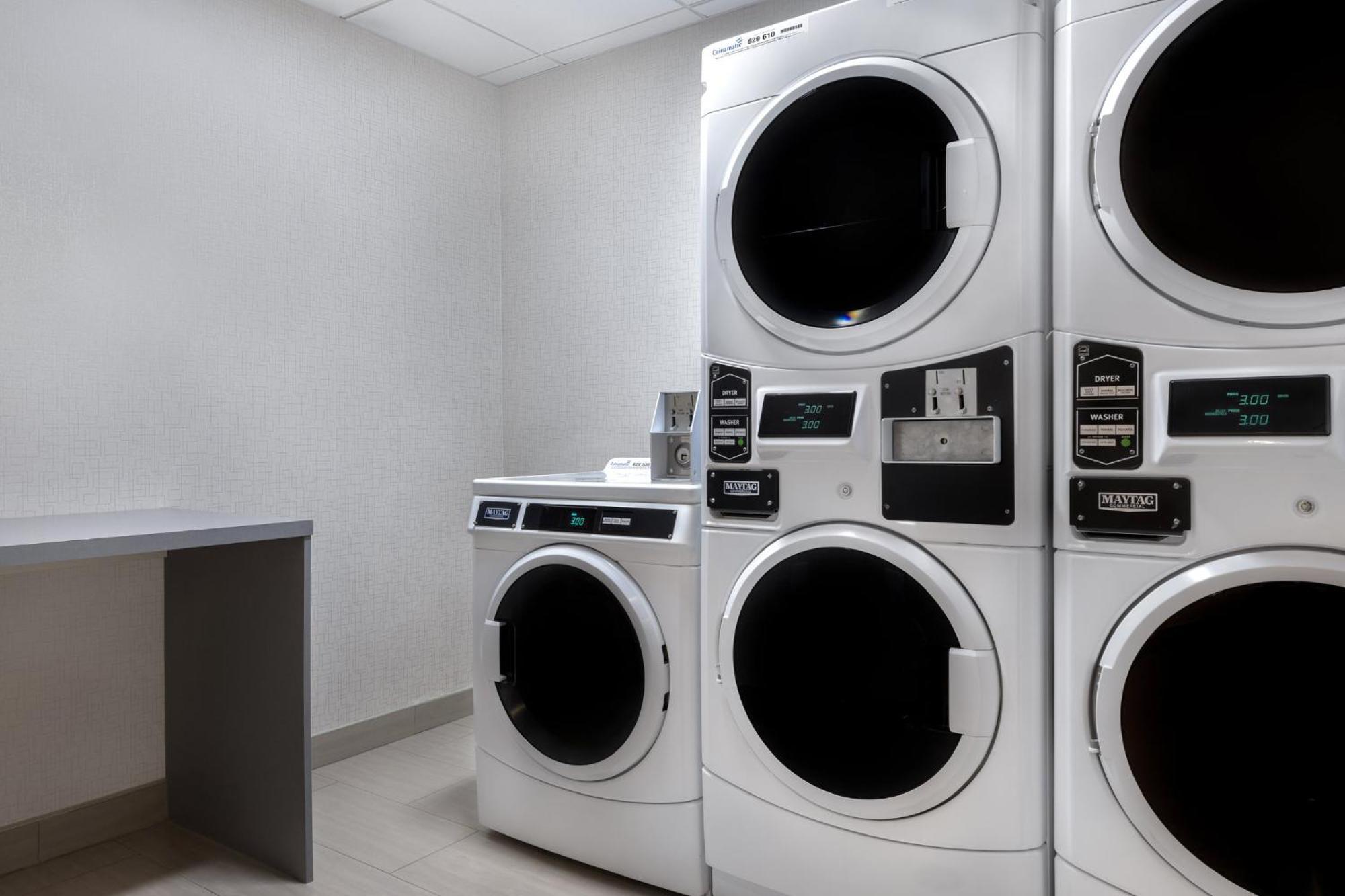 Holiday Inn Express & Suites St Thomas セントトーマス エクステリア 写真