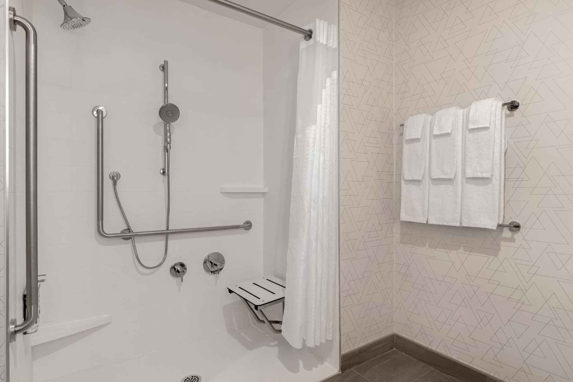 Holiday Inn Express & Suites St Thomas セントトーマス エクステリア 写真