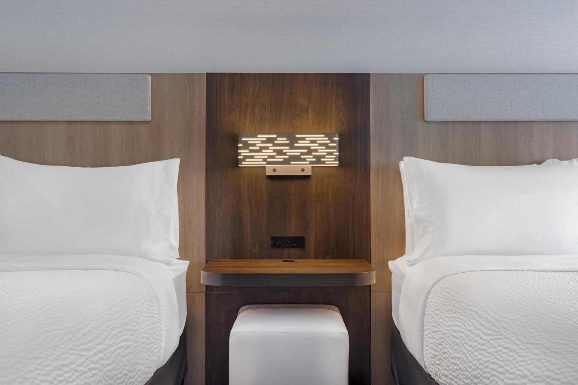 Holiday Inn Express & Suites St Thomas セントトーマス エクステリア 写真